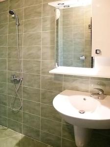 季米特洛夫格勒Motel Maritsa的一间带水槽和淋浴的浴室