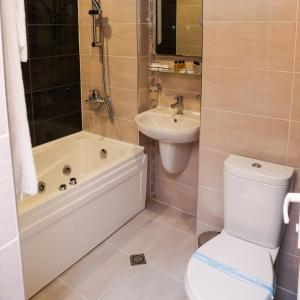 克尔贾利保加利亚酒店的带浴缸、卫生间和盥洗盆的浴室