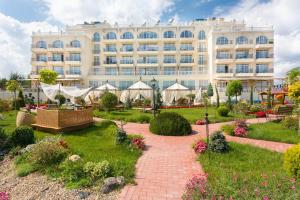 克兰内沃Therma Palace - Mineral Pool & SPA的一座带花园和建筑的酒店
