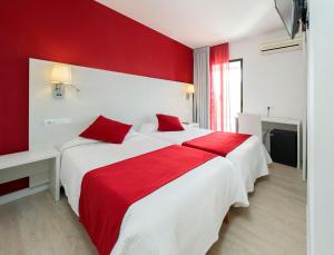 圣安东尼奥马力诺旅馆的红色和白色的卧室设有一张大床