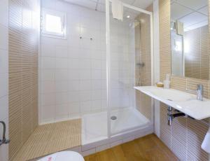圣安东尼奥马力诺旅馆的带淋浴、卫生间和盥洗盆的浴室
