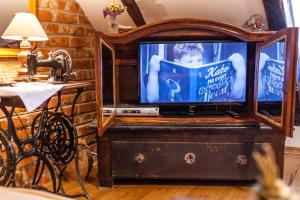 Stara Kapela“斯提利奇格伦特”斯塔拉卡普拉乡间别墅“酒店的坐在梳妆台上,在屏幕上放着一个小孩的电视