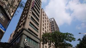 台北宝格利时尚旅馆的一座高大的建筑,旁边有一个标志