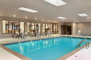斯莱德尔温盖特斯莱德尔新奥尔良酒店的酒店游泳池设有桌椅