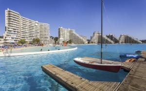 圣阿方索海滨度假公寓内部或周边的泳池