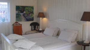 英斯约Ängshyddan B&B的卧室配有白色的床单和枕头