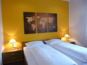 迪尔门Hotel van Lendt garni的酒店客房设有两张床和两盏灯。