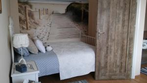 赫尔SEA Apartment的一间卧室配有一张床,墙上挂着沙滩壁画