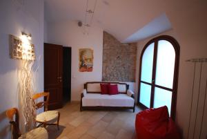 特尔尼Appartamento Terni Centro的一间卧室设有一张床和一个大窗户