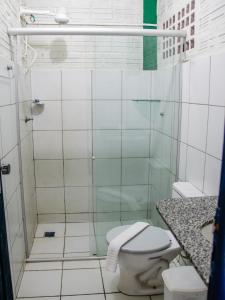 圣路易斯维拉杜马尔宾馆的带淋浴、卫生间和盥洗盆的浴室