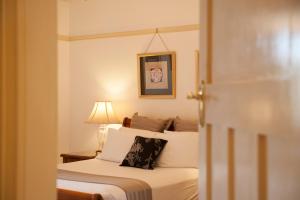 马奇科布＆CO阁精品酒店 的一间卧室配有一张带枕头的床