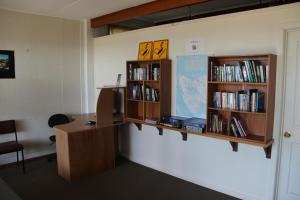 伯尔尼伯尼海景房车公园汽车旅馆的办公室,配有书桌和书架