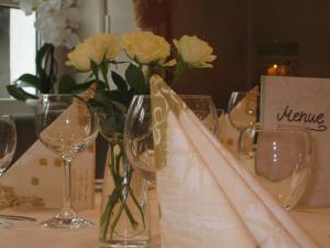 梅舍德林登霍夫酒店的一张桌子,上面放着酒杯和鲜花