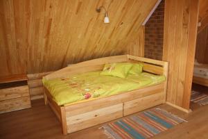 ČornajaAtpūtas komplekss " Ezerkrasti"的木制客房内的一张小木床
