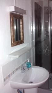 圣热尔韦莱班乔利山旅馆的浴室配有白色水槽和淋浴。