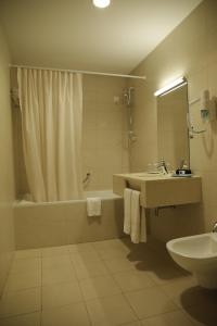 维拉多比斯坡米拉萨格雷斯酒店的带浴缸、水槽和淋浴的浴室