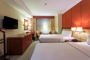 宿务宿雾柏宁国际大酒店的酒店客房设有两张床和一台平面电视。