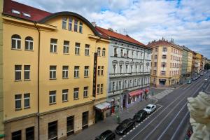 布拉格Hotel Ariston Prague的享有城市街道上方建筑的景致