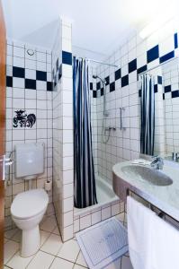 卢森堡克里斯托夫克伦姆的浴室配有卫生间、浴缸和水槽。