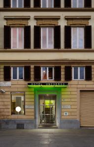 佛罗伦萨Hotel Universo - WTB Hotels的门上带有绿色标志的建筑
