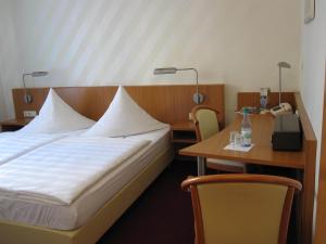 哥达纳赫巴尔德尔克莱恩膳食公寓酒店的酒店客房配有一张床铺和一张桌子。