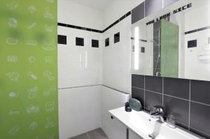布达佩斯布达佩斯中心宜必思尚品酒店的一间带水槽和镜子的浴室