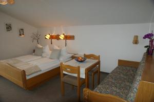 Sankt Peter im Sulmtal安德里亚旅馆的酒店客房设有一张床铺、一张桌子和一张桌子。