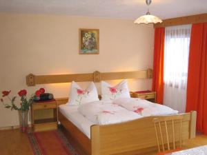 菲尔根Haus Cilli的一间卧室配有白色床单和红色窗帘