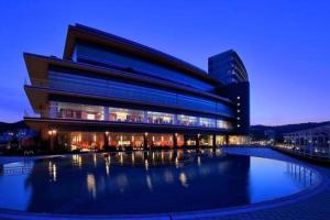 大津哈娜旅馆的一座大型建筑,前面设有一个游泳池