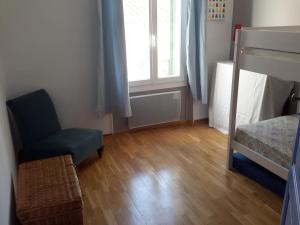 滨海巴纽尔斯Rue sebastien spacious apartment close beach的卧室配有床、椅子和窗户。