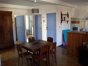 滨海巴纽尔斯Rue sebastien spacious apartment close beach的厨房以及带木桌和椅子的用餐室。