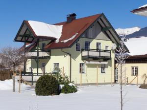 施特罗布尔K3 Ferienhaus的雪盖屋顶的房子