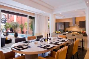 马拉喀什砾耶巴里尔勒纳欧拉酒店的一间带桌子的用餐室和一间厨房