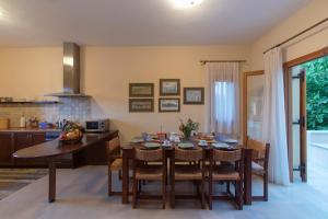 普林斯Villa Manolia的厨房以及带桌椅的用餐室。