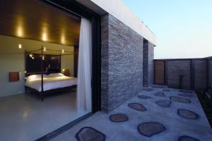 何塞伊格纳西奥普拉亚维克何塞伊格纳西奥酒店的一间卧室设有一张床和砖墙