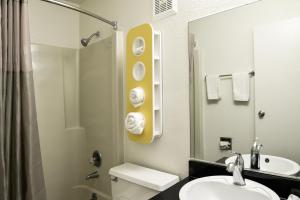 莫米托莱多6号汽车旅馆的一间带水槽、卫生间和淋浴的浴室