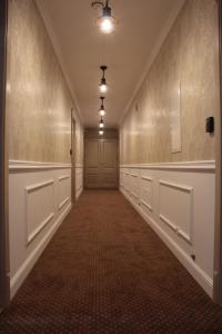 波拉齐克Villa Rustica的一条空的走廊,有门和一条长长的走廊