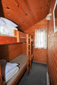 维泽桑讷Dancamps Holmsland的小屋内设有一间带两张双层床的卧室