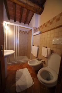 拉迪科法尼LA CASA DEL CALZOLAIO的一间带卫生间和水槽的浴室