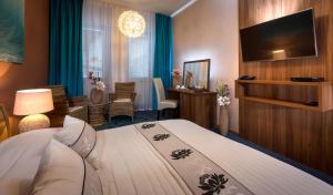 俄斯特拉发萨勒扎酒店的酒店客房,配有床和电视