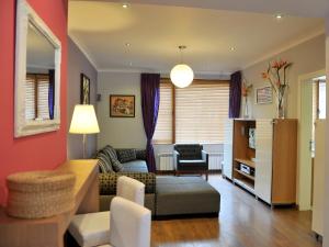 索非亚公园美景公寓的客厅配有沙发和椅子