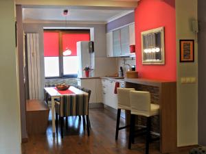 索非亚公园美景公寓的带小桌子的厨房和带红色墙壁的厨房