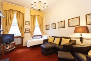 伦敦摩根酒店的客厅配有沙发和1张床