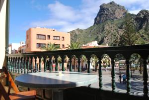 巴列埃尔莫索Hostal Casa Amaya的山景阳台上的桌子