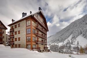 巴奎伊拉-贝莱特Val de Ruda Luxe 5 by FeelFree Rentals的一座大雪地建筑,山中