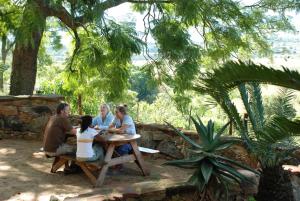 LobambaDown Gran's Self-Catering Cottage的一群坐在野餐桌上的人