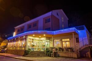 梅特利卡贝拉克拉伊纳酒店的一座晚上有蓝色灯光的建筑
