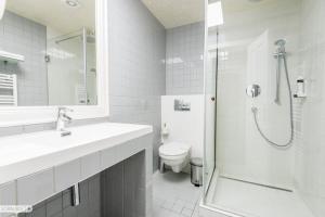 比斯特里察Pensiunea Terra的带淋浴和卫生间的白色浴室