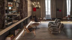 罗马Fendi Private Suites - Small Luxury Hotels of the World的客厅配有沙发、椅子和桌子