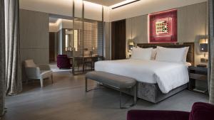 罗马Fendi Private Suites - Small Luxury Hotels of the World的一间带大床的卧室和一间客厅